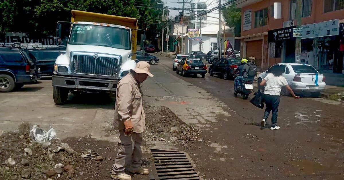 Autoridades de Cuernavaca realizan limpieza y retiro de escombros tras lluvias en calle Estrada Cajigal