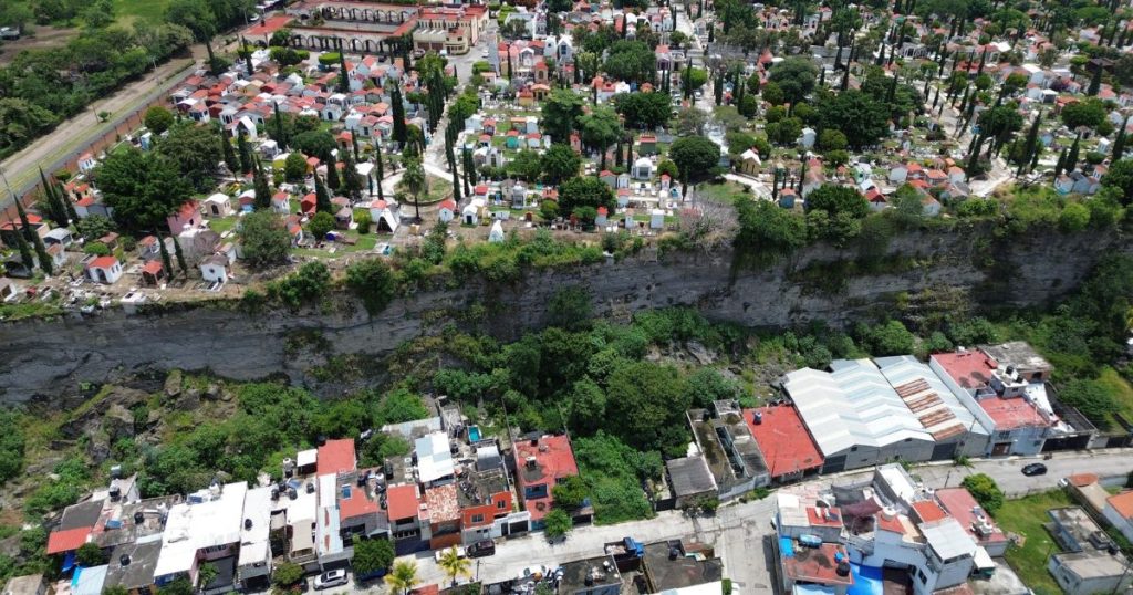 Ayuntamiento de Cuernavaca construye canaleta pluvial en Jardines de La Paz para prevenir riesgos geológicos