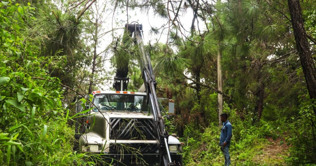 SAPAC refuerza suministro de agua y trabajos de mantenimiento tras lluvias en Cuernavaca El Sistema de Agua Potable y Alcantarillado de Cuernavaca (SAPAC), bajo la dirección de Arnoldo Heredia Ramos y por instrucciones del presidente municipal José Luis Urióstegui Salgado, mantiene recorridos y trabajos de mantenimiento para atender las afectaciones ocasionadas por las recientes lluvias. Hasta el momento, se restableció el suministro en los pozos Ruiz Cortines y Chamilpa 4, mientras que en el rebombeo Lomas del Pinar los trabajos continúan, con una previsión de concluir en 48 horas. Además, se finalizó la interconexión de red en avenida Estado de Puebla y calle Loma Bonita, garantizando el abasto de agua potable a las familias de la zona. Como medida preventiva, SAPAC realizará desazolves en puntos críticos de la ciudad, incluyendo parque Cri-Cri, avenida Diana, avenida Álvaro Obregón, Subida a Chalma, avenida Compositores y la zona frente a las oficinas de CAPUFE, buscando evitar inundaciones y mantener la infraestructura pluvial en óptimas condiciones. Con estas acciones, el Ayuntamiento y SAPAC reiteran su compromiso de ofrecer servicios eficientes y proteger a la ciudadanía frente a fenómenos meteorológicos.