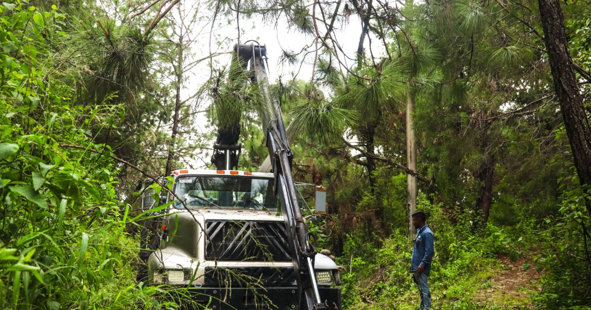 SAPAC refuerza suministro de agua y trabajos de mantenimiento tras lluvias en Cuernavaca El Sistema de Agua Potable y Alcantarillado de Cuernavaca (SAPAC), bajo la dirección de Arnoldo Heredia Ramos y por instrucciones del presidente municipal José Luis Urióstegui Salgado, mantiene recorridos y trabajos de mantenimiento para atender las afectaciones ocasionadas por las recientes lluvias. Hasta el momento, se restableció el suministro en los pozos Ruiz Cortines y Chamilpa 4, mientras que en el rebombeo Lomas del Pinar los trabajos continúan, con una previsión de concluir en 48 horas. Además, se finalizó la interconexión de red en avenida Estado de Puebla y calle Loma Bonita, garantizando el abasto de agua potable a las familias de la zona. Como medida preventiva, SAPAC realizará desazolves en puntos críticos de la ciudad, incluyendo parque Cri-Cri, avenida Diana, avenida Álvaro Obregón, Subida a Chalma, avenida Compositores y la zona frente a las oficinas de CAPUFE, buscando evitar inundaciones y mantener la infraestructura pluvial en óptimas condiciones. Con estas acciones, el Ayuntamiento y SAPAC reiteran su compromiso de ofrecer servicios eficientes y proteger a la ciudadanía frente a fenómenos meteorológicos.