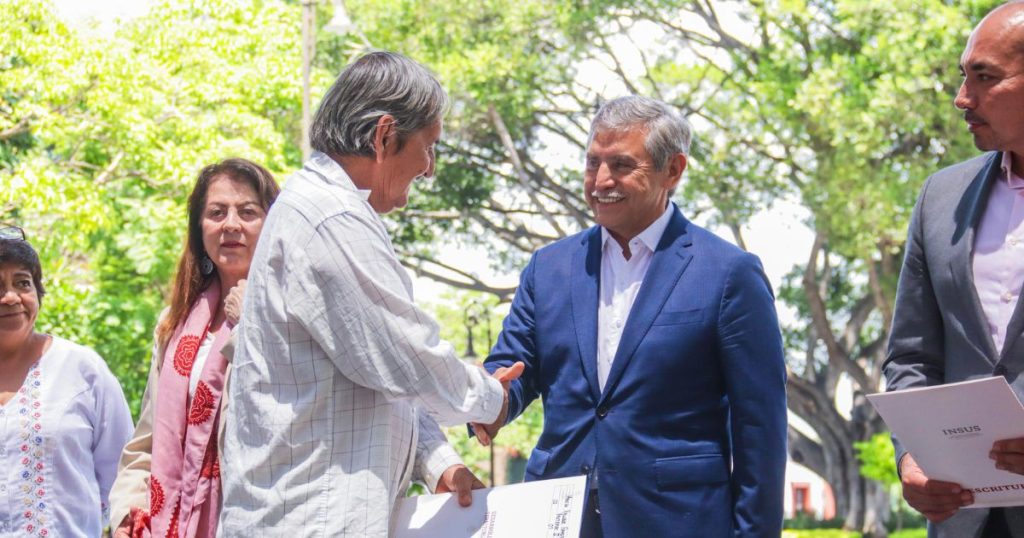 Entregan 488 escrituras a familias morelenses; llaman a asumir compromiso comunitario