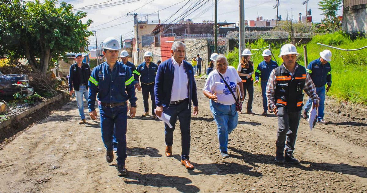 Mejoran infraestructura vial y servicios en Lomas de Tzompantle con rehabilitación de calle Vieja