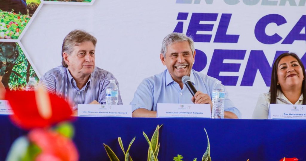 Representantes de diversas ramas productivas del municipio, especialmente del sector ornamental, reconocieron el compromiso y cercanía del alcalde José Luis Urióstegui Salgado con el desarrollo del campo en Cuernavaca, durante la Octava Sesión Ordinaria del Consejo Municipal de Desarrollo Rural Sustentable (COMUNDERS), celebrada en Tetela del Monte.