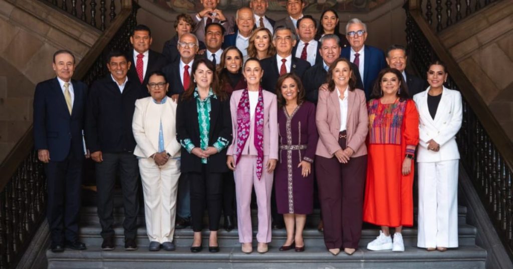 Reafirma Margarita González Saravia compromiso con la salud universal y gratuita durante reunión en palacio nacional