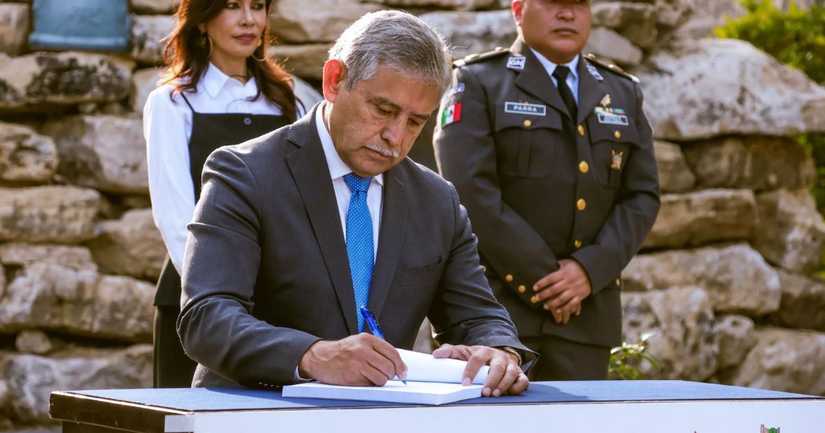 Alcalde de Cuernavaca participa en el Izamiento de Bandera
