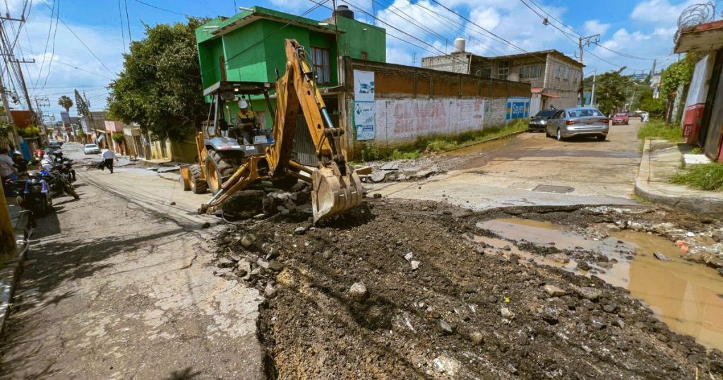 Atienden daños por lluvias en la calle San Fernando, colonia Santa Martha