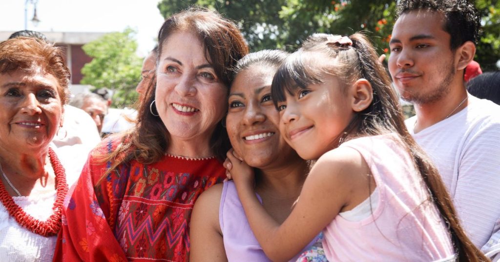 Margarita González Saravia encabeza desfile cívico–militar en Cuernavaca por el 215 aniversario de la Independencia
