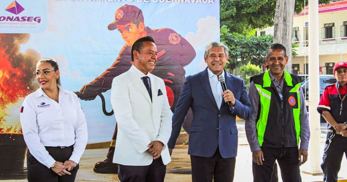 Alcalde de Cuernavaca supervisa el mantenimiento de extintores para fortalecer la seguridad en edificios públicos.