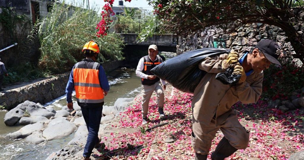 Cuernavaca y Jiutepec limpian barranca para evitar inundaciones