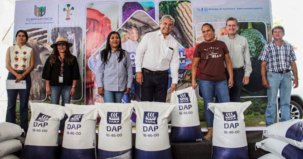 Entrega Ayuntamiento de Cuernavaca fertilizante a 355 productores de granos básicos Título corto para plantilla