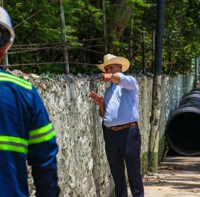 José Luis Urióstegui Salgado, usando chaleco de supervisión y casco de seguridad,