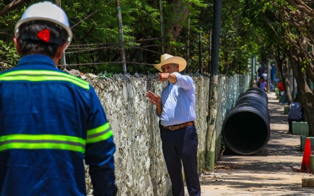 José Luis Urióstegui Salgado, usando chaleco de supervisión y casco de seguridad,