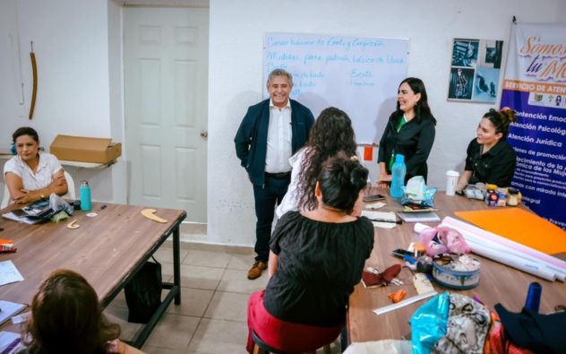 Mujeres de Cuernavaca confeccionarán uniformes municipales para ganar su propio dinero