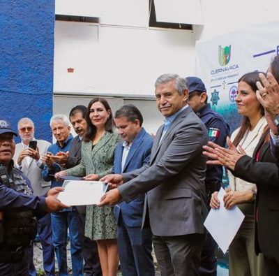 Policías reciben premio por detener a delincuentes