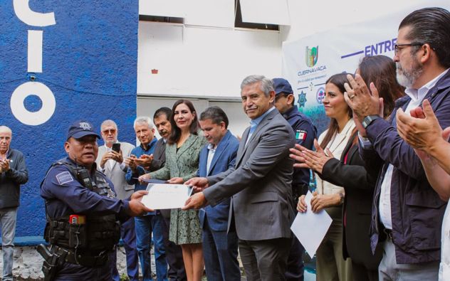 Policías reciben premio por detener a delincuentes